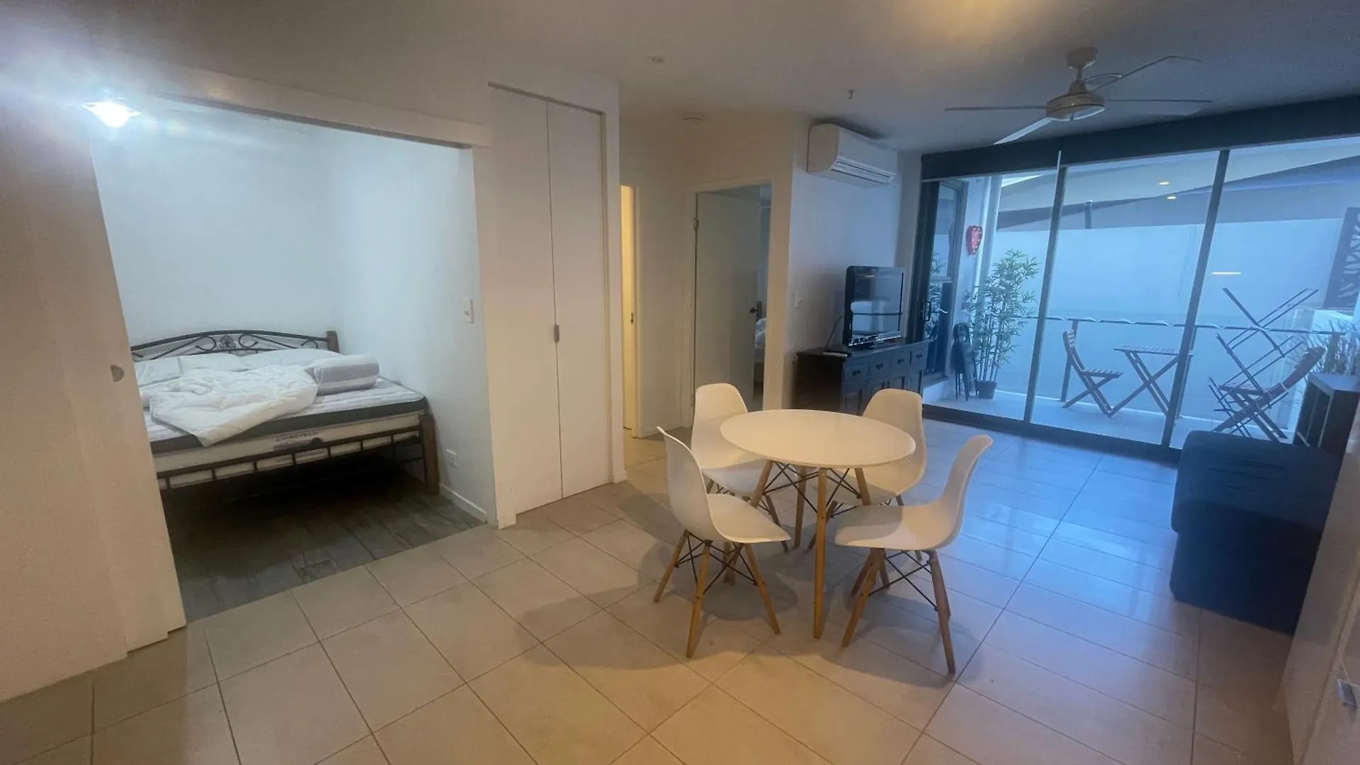 Spacious 2 Bedroom Apartment In Central בריסביין