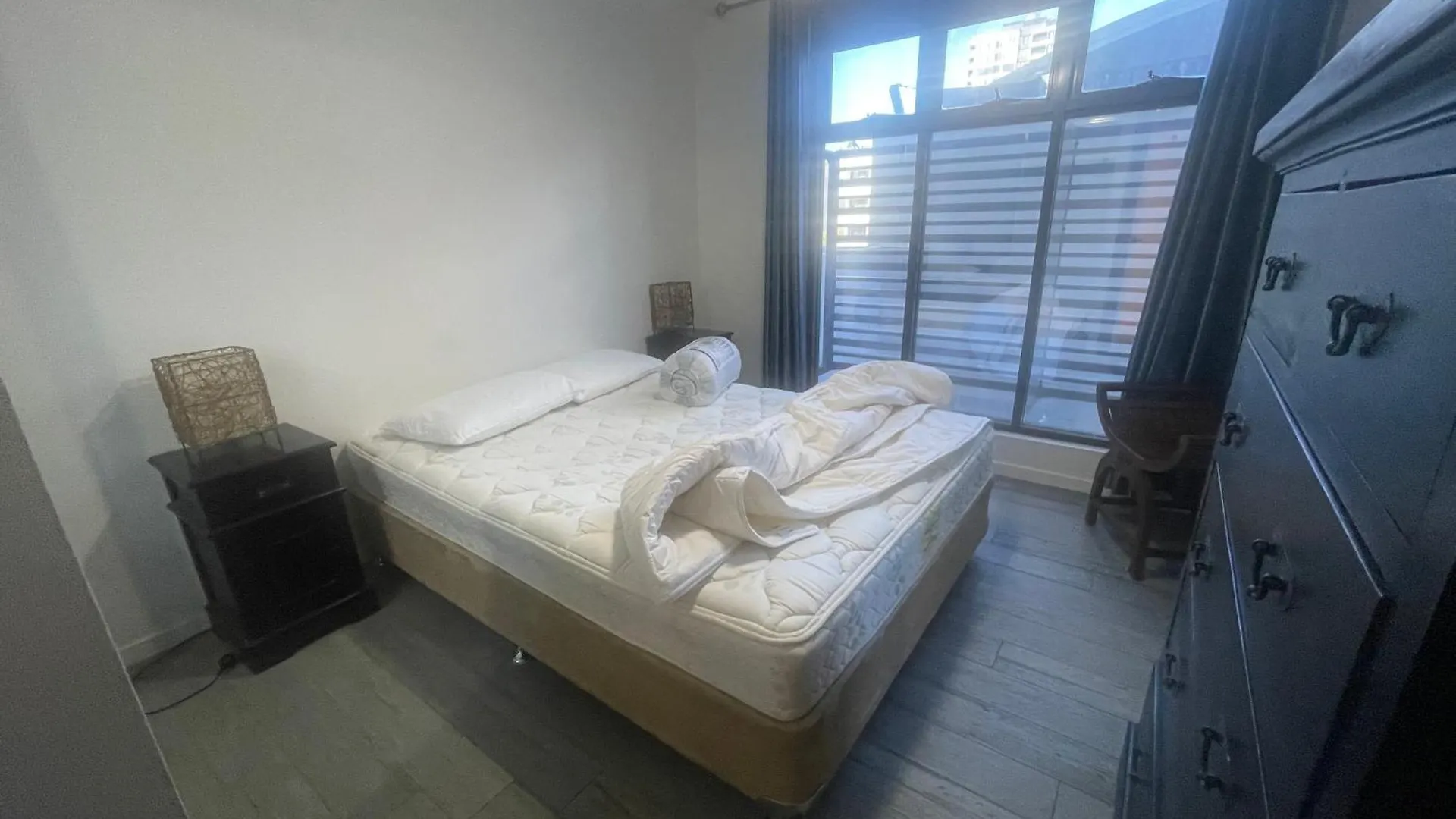 Spacious 2 Bedroom Apartment In Central בריסביין