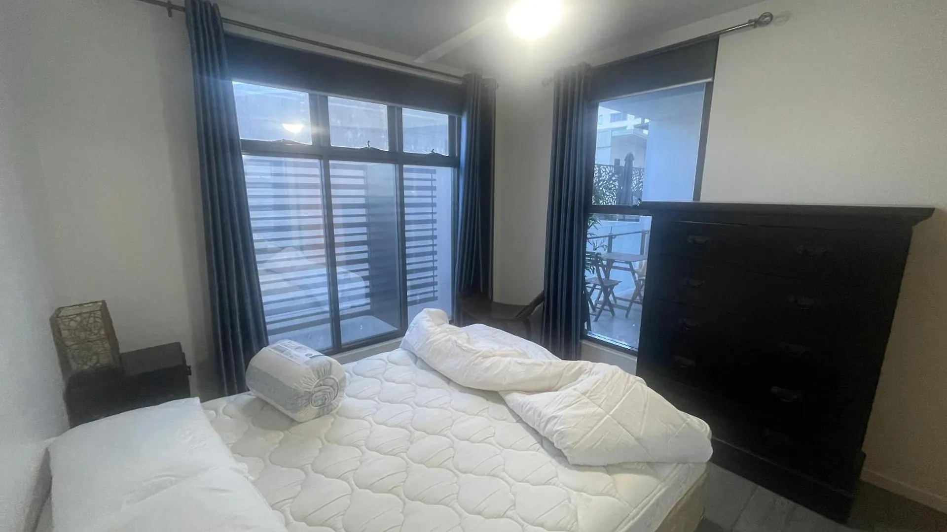 Spacious 2 Bedroom Apartment In Central בריסביין