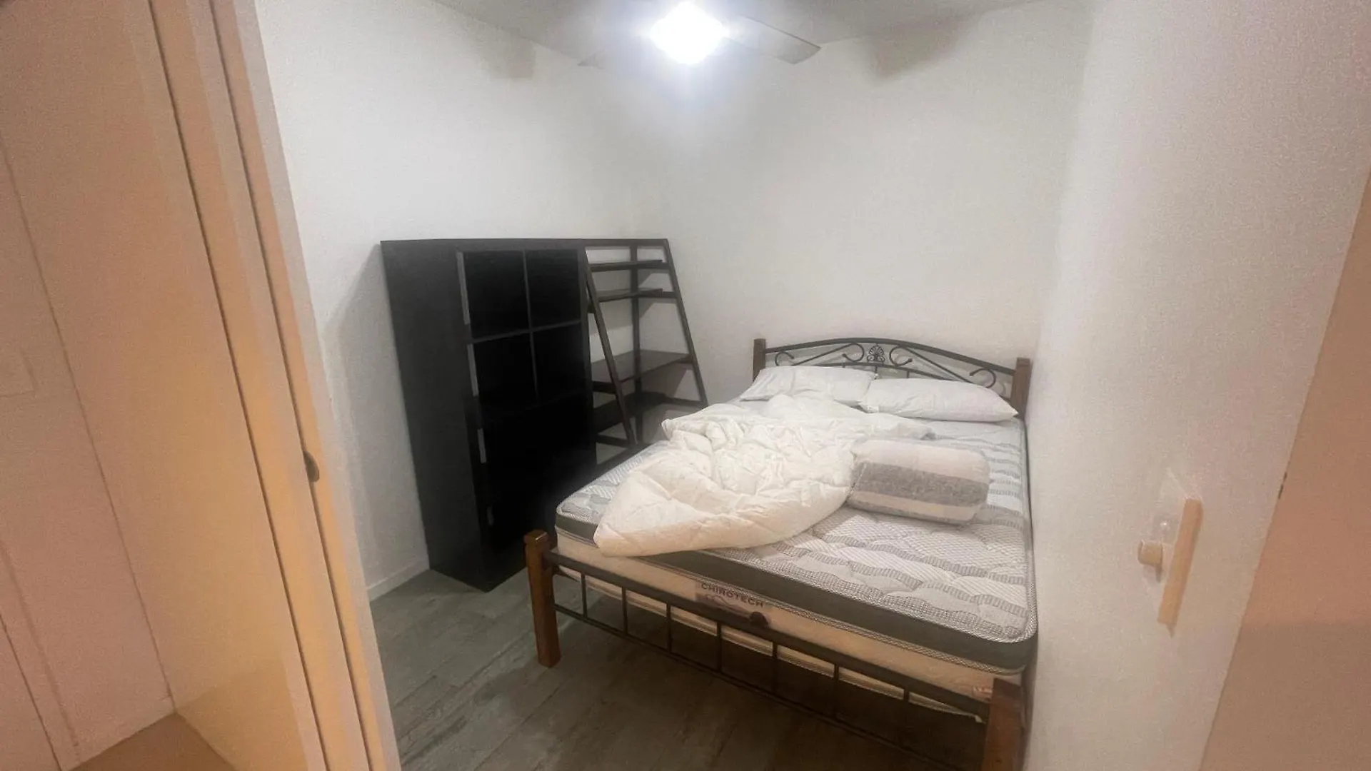 Spacious 2 Bedroom Apartment In Central בריסביין