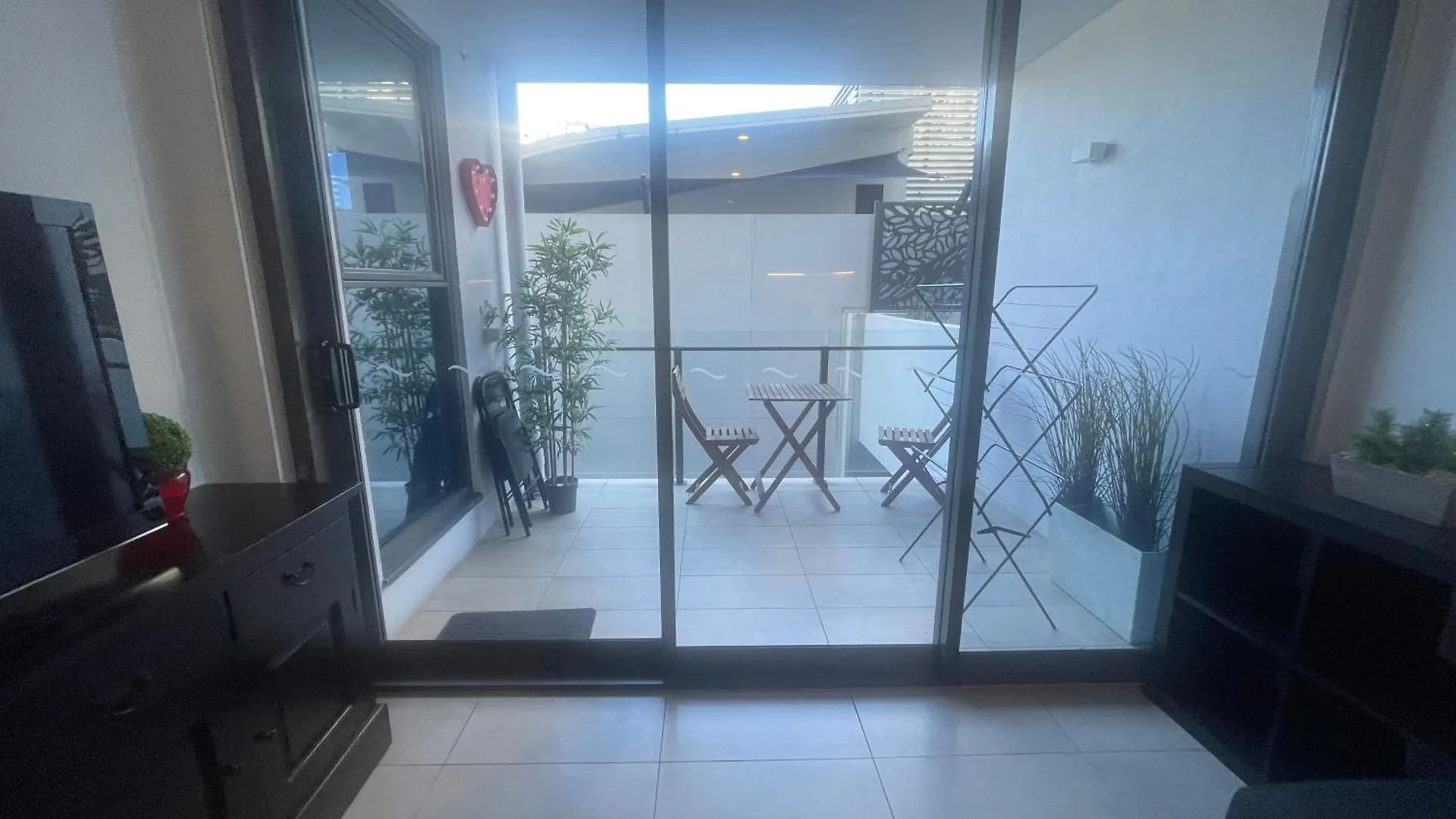 Spacious 2 Bedroom Apartment In Central בריסביין